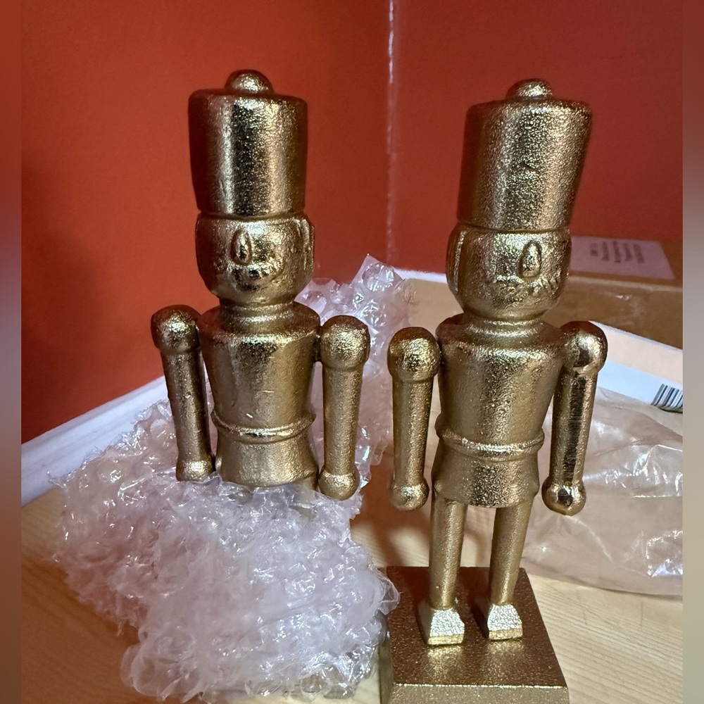 Set of Small Gold Metal Nutcracker
Christmas - Threshold